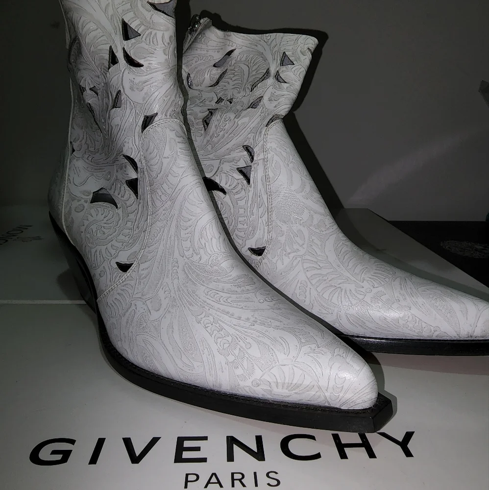 Givenchy - Picture 1 of 6